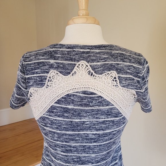 Crochet Detailed Short Sleeve Top By paper + tee. Size M - Picture 6 of 8